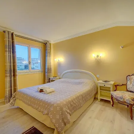 Superbe Duplex Idealement Situe Proche Plages Avec Grande Terrasse Vue Port !l A1b59 *