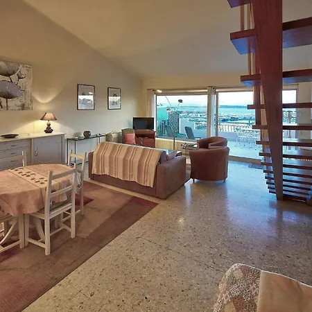 Superbe Duplex Idealement Situe Proche Plages Avec Grande Terrasse Vue Port !l A1b59 Apartment